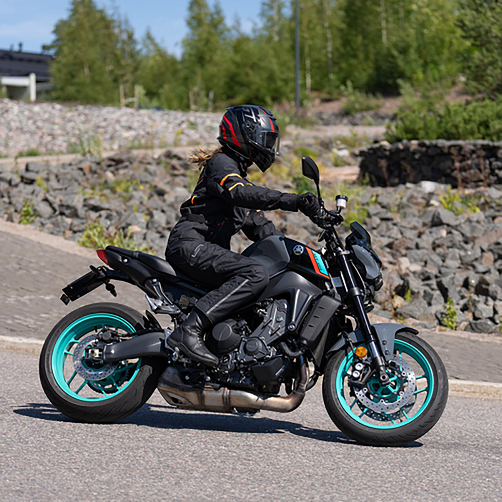 Lindstrands Tekstiilihousu Borgvik Pants Woman Musta lyhyt ja leveä D24 - Image 3