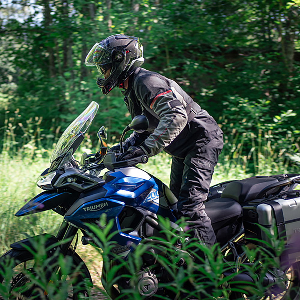 Lindstrands Tekstiilihousu Borgvik Pants Musta lyhyt ja leveä D108 - Image 3